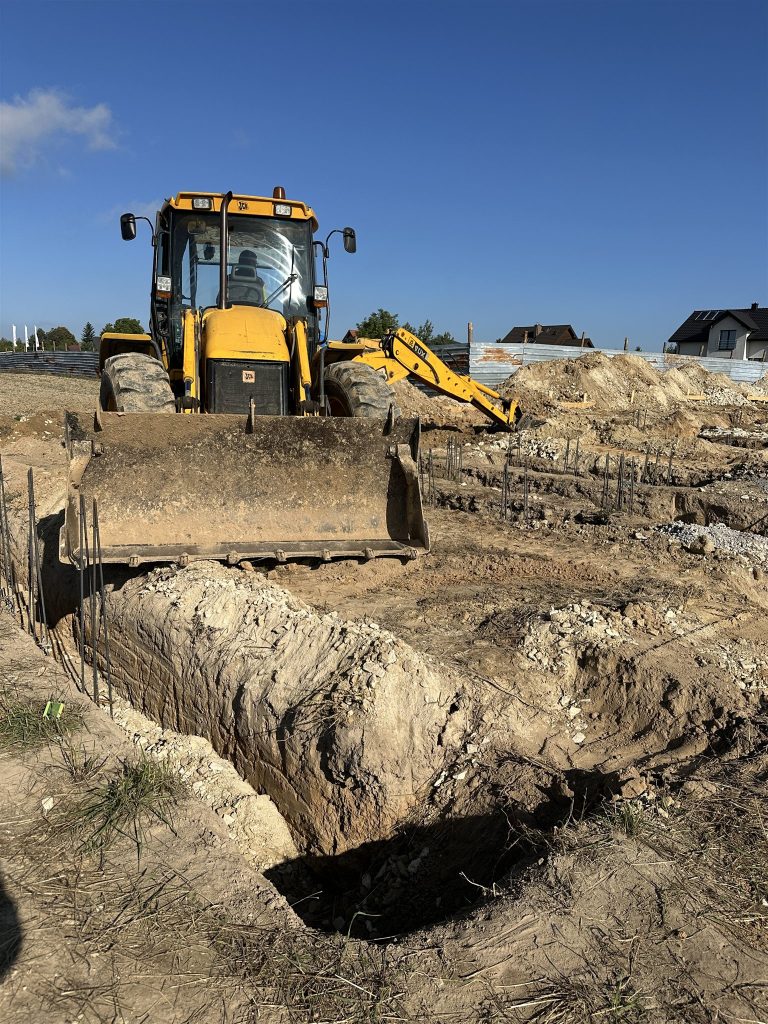 Koparka przy wykopach pod fundamenty – budowa I etapu Osiedla Bursztynowa w Świdniku