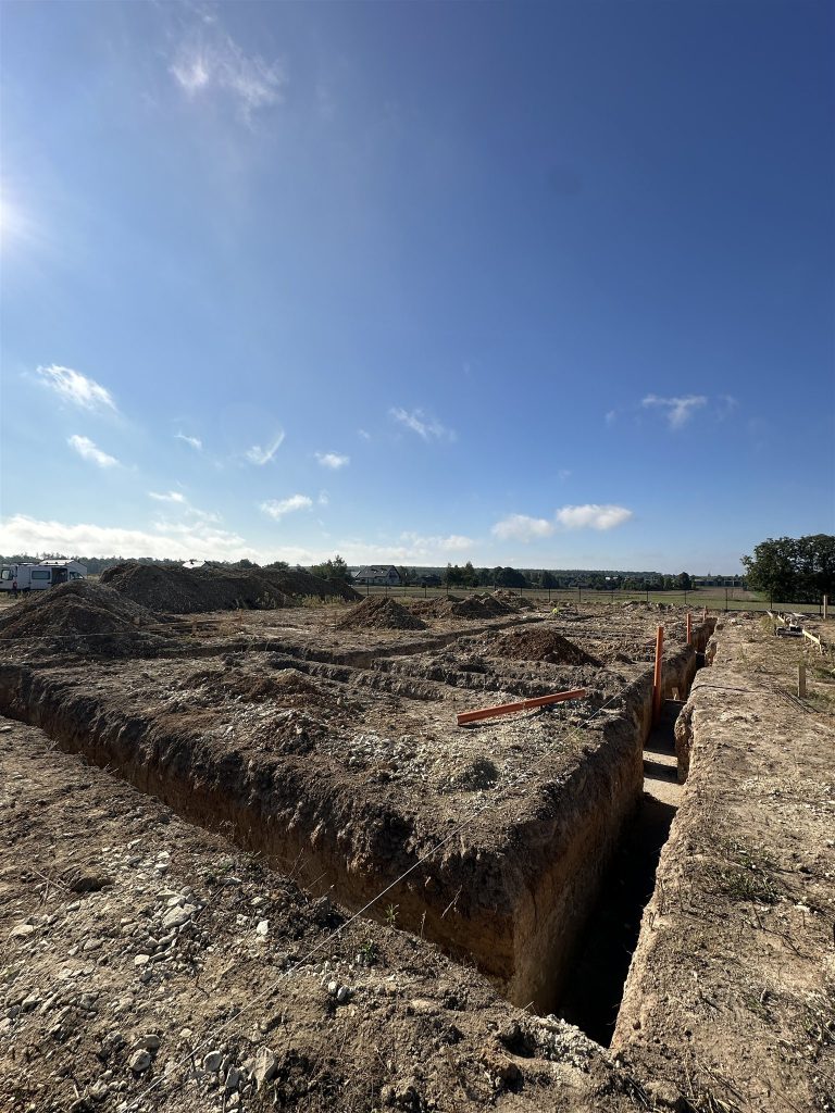 Wytyczone budynki i wykopy pod fundamenty na Osiedlu Bursztynowa w Świdniku