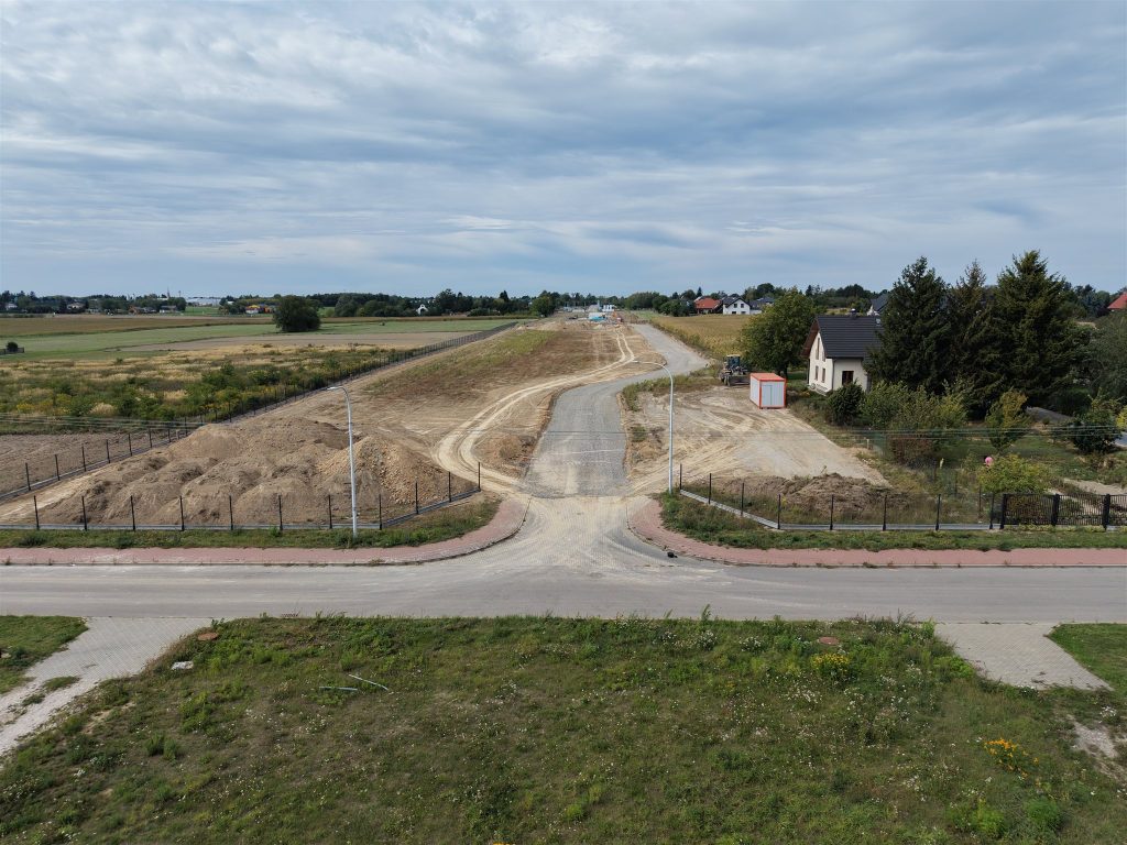Budowa drogi dojazdowej do Osiedla Bursztynowa – widok z drona