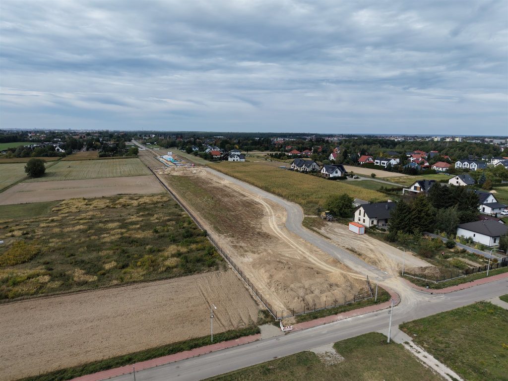 Teren Osiedla Bursztynowa z drona – plac budowy i nowa droga dojazdowa