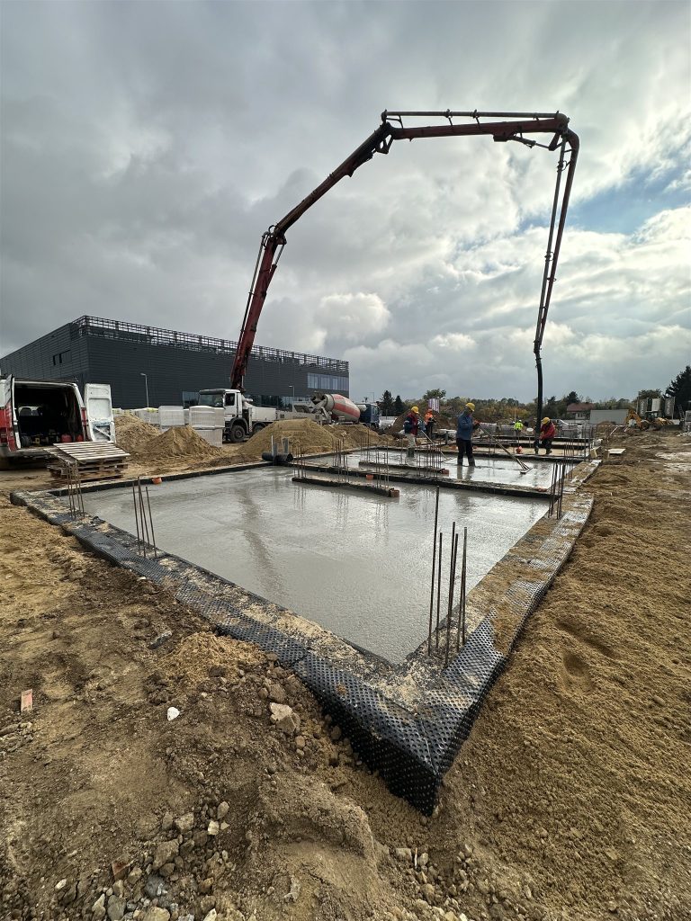 Betonowanie płyty fundamentowej pompą – III etap Osiedla Roweckiego w Świdniku