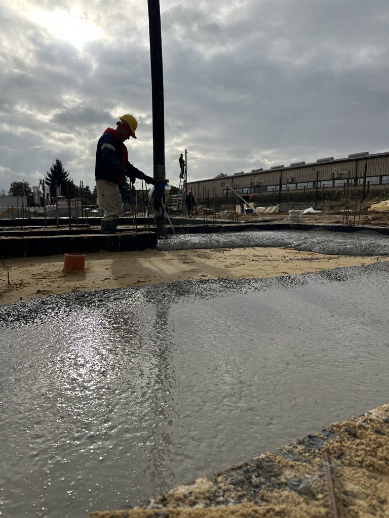 Ekipa podczas betonowania fundamentów – Osiedle Roweckiego, III etap
