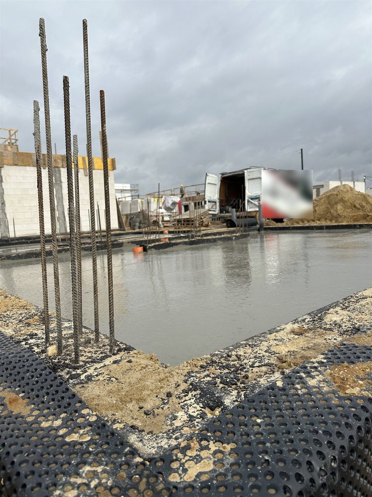 Świeżo zalana płyta fundamentowa – III etap Osiedla Roweckiego